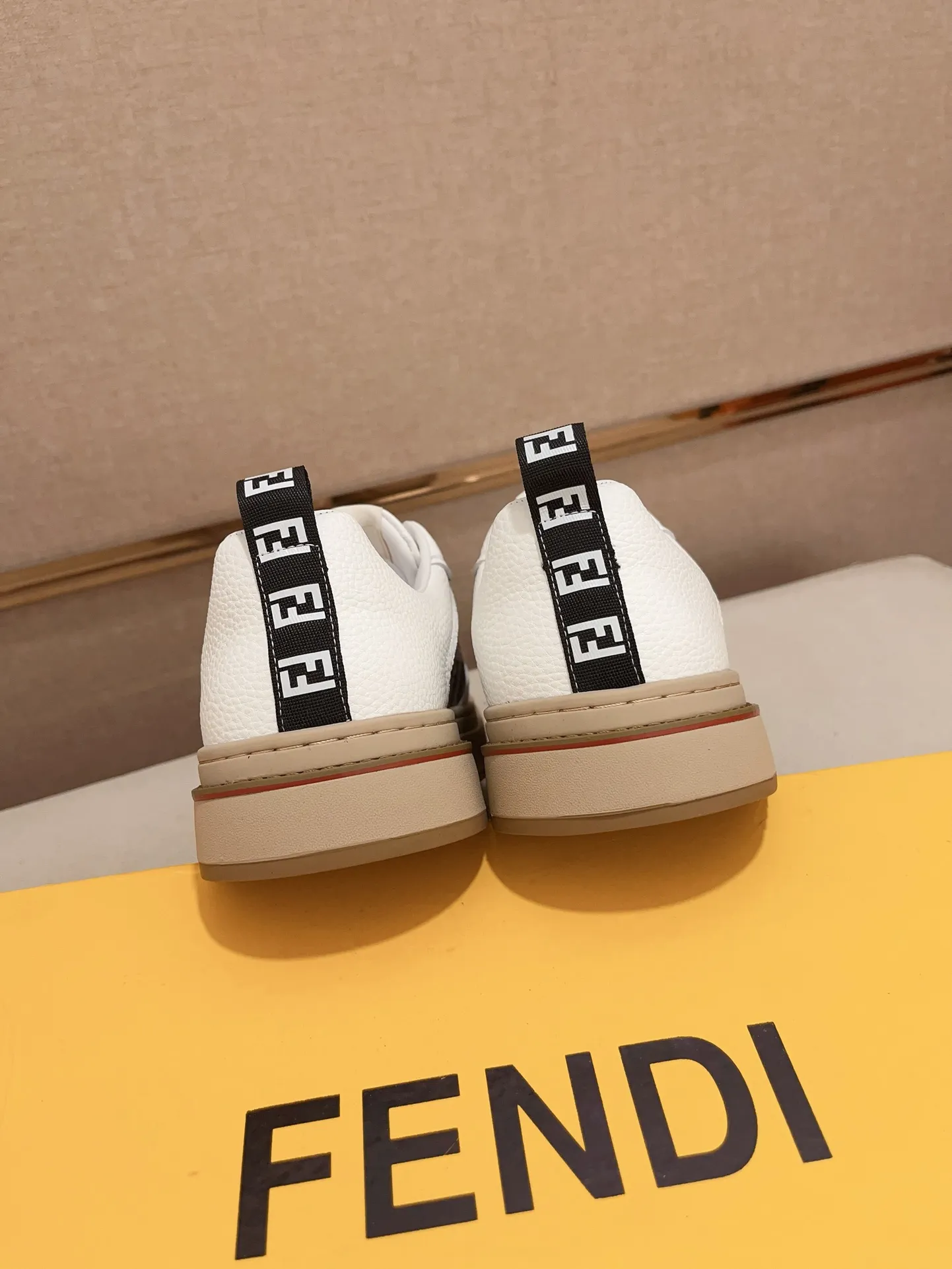 Men's shoes💰: 400💰[Fendi] Fendi's latest casual shoes for men! Available at counters simultaneously! A one-to-one replica of the original. All imported official website one-to-one cowhide fabric. The interior is made of top-grade sheepskin, and the original factory-supplied rubber outsole is used. Leading new fashion concepts. Matching code: 38-44. (can be customized for 45 non-refundable)